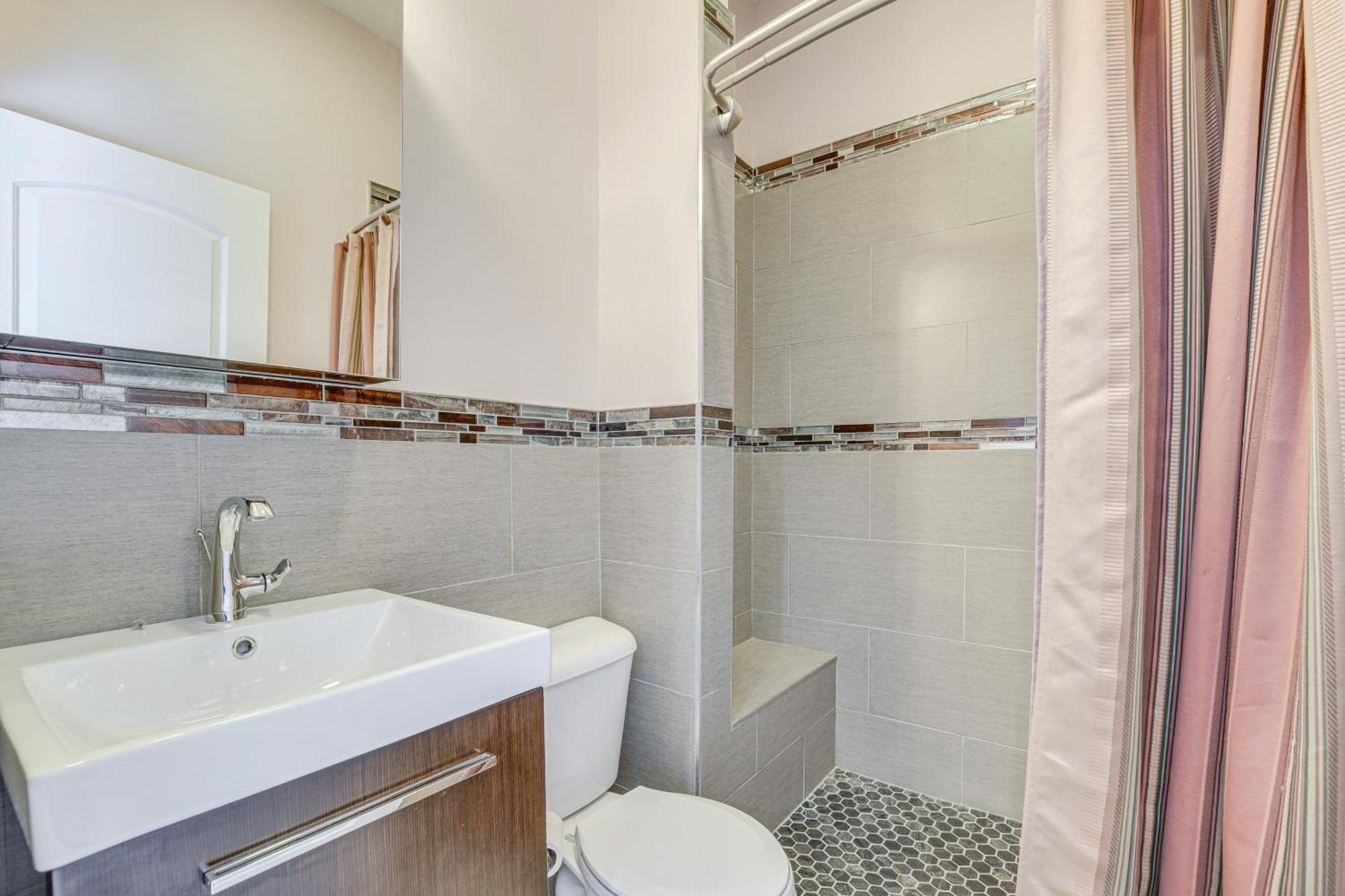 Spacious Condo With Deck About 3 Mi To Downtown Chicago! ภายนอก รูปภาพ